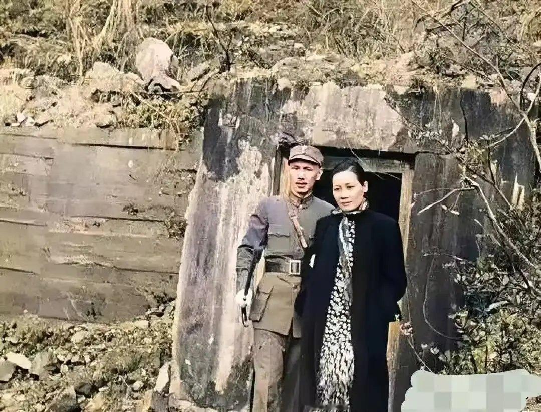 1939年，重庆大轰炸期间蒋介石和夫人在专属防空洞前的罕见留影