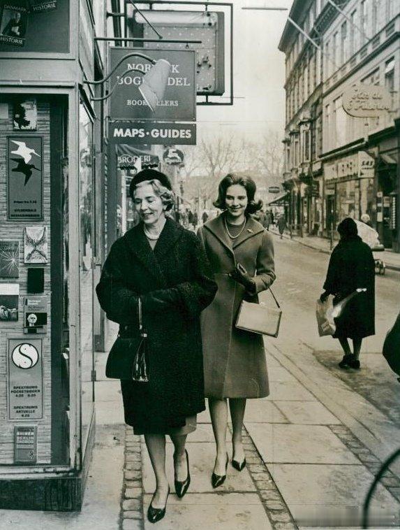 老照片回顾上世纪60~70年代，希腊末代王后安妮·玛丽的一些时尚街拍，主要集中