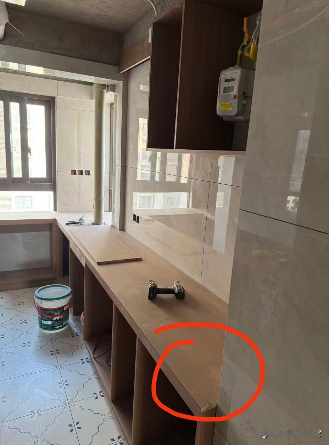 是什么人能接受橱柜凸出来一块，没错是我老公，都没跟我商量，装修公司也不说整改方案