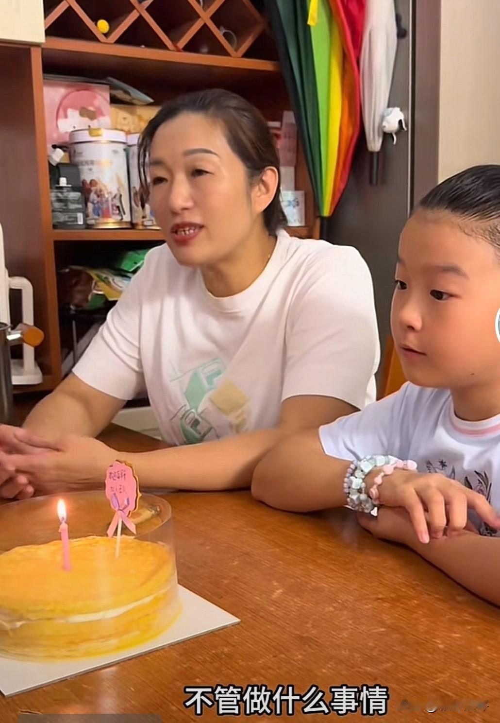 谢浩男妈妈在欢迎海军加入她们团体时，感慨地说：不管是工作还是生活，都要和舒服的人