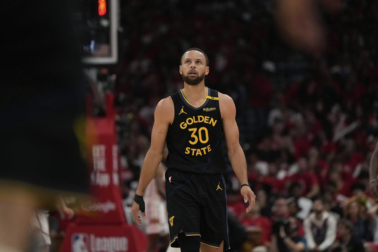 37岁的库里与37岁的保罗十项综合能力对比，谁更强？1、得分:库里>保