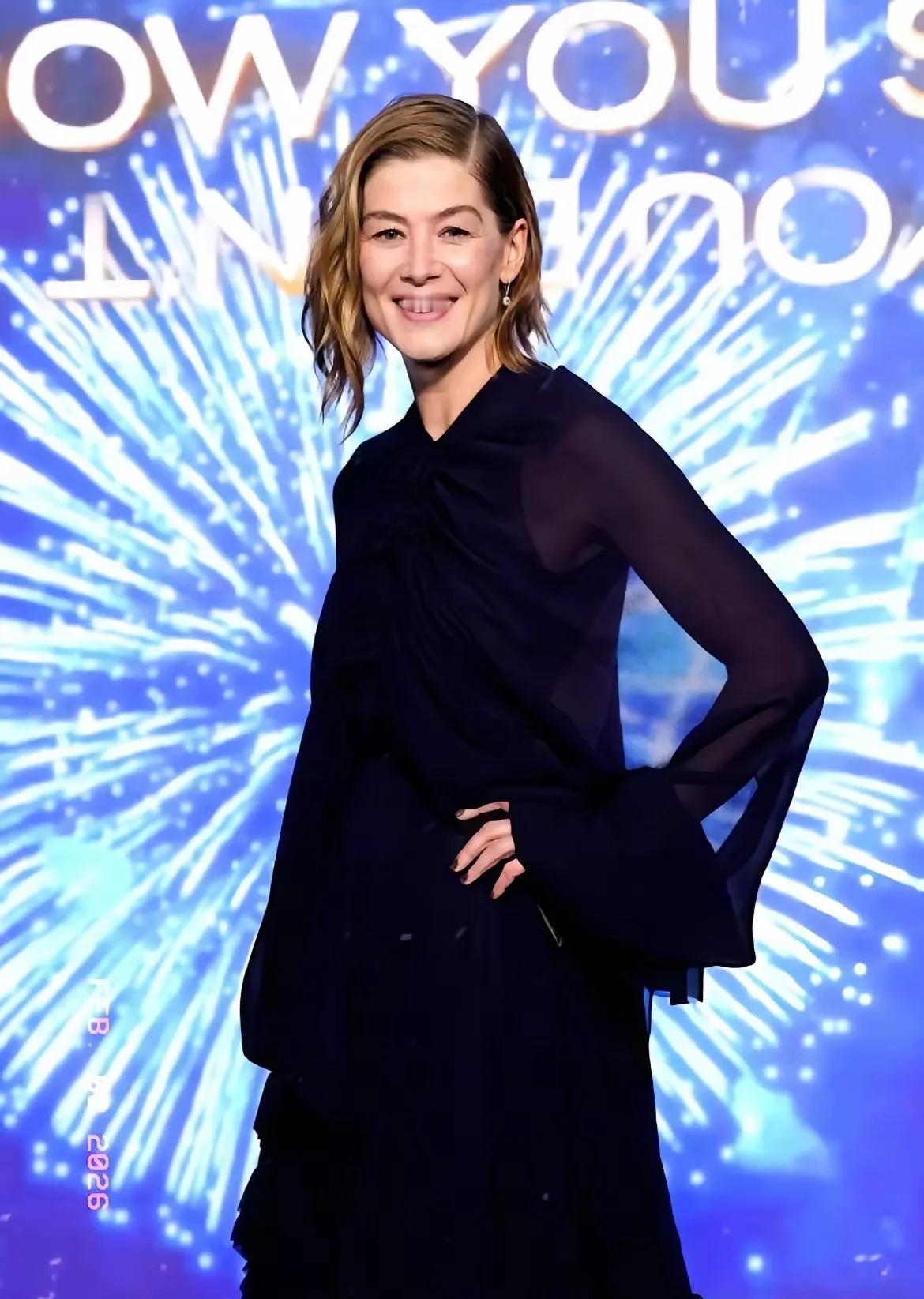 这姐们儿往那一站，全场直接看傻眼！一张嘴，那中文溜的，比我还像土生土长的。你敢信