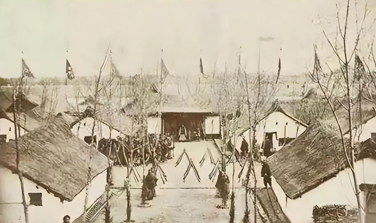 1876年，64岁的左宗棠率军挺进新疆敌占区时，突然见到百余名衣衫褴褛的清军官兵