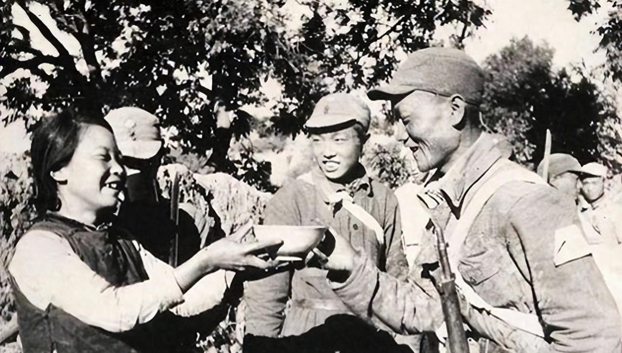 抗战时期，王奇才路过周大娘家，周大娘给战士们倒水时，无意间发现一位战士嘴里镶着颗