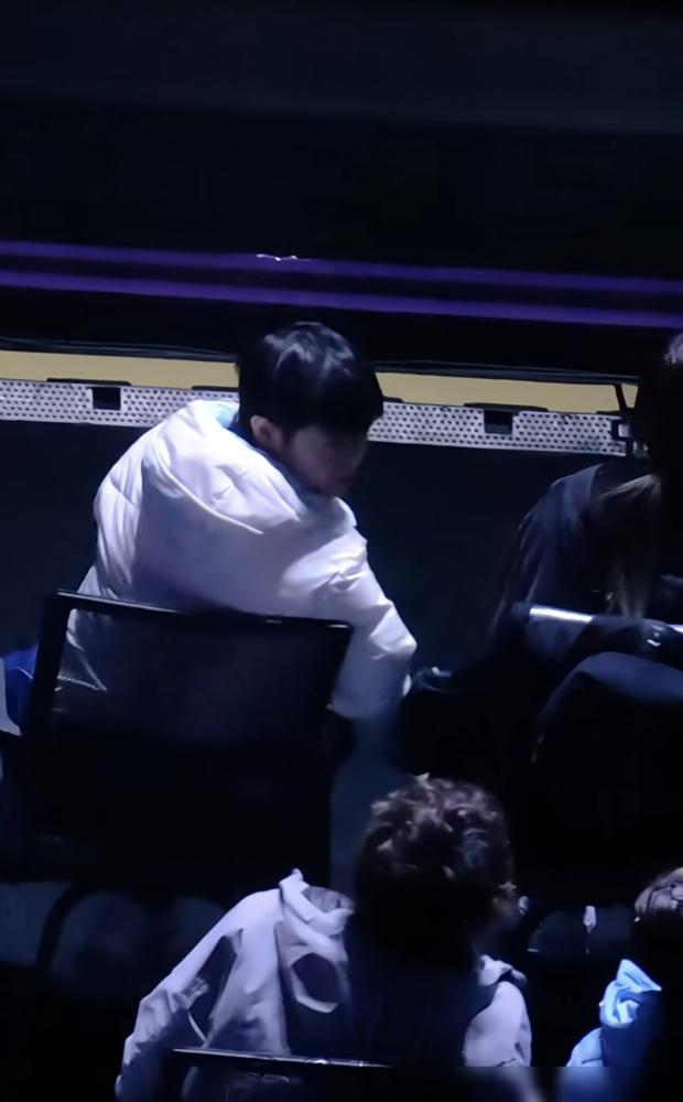 孙颖莎丢冠后，竟在看台领了个诺贝尔奖？教练邱贻可穿过人群，一把拉住孙颖莎。