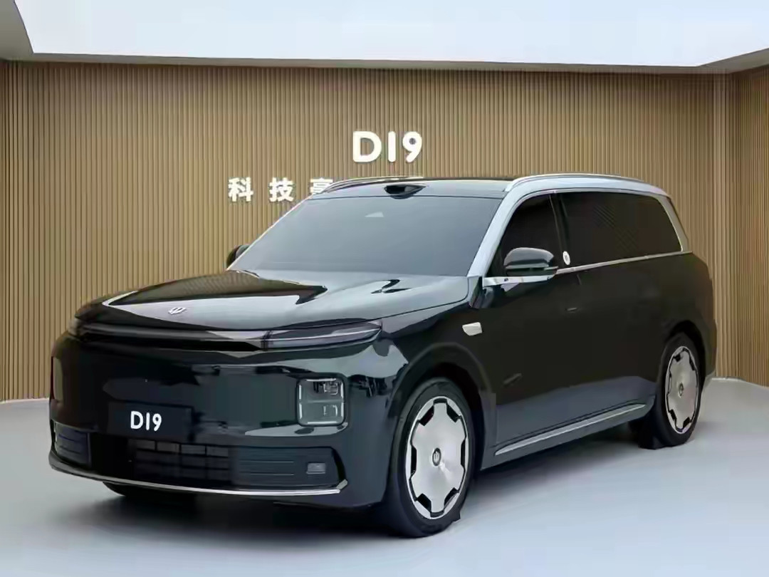 零跑D19作为旗舰SUV，将采用方正饱满的封闭式车头，并延续了家族化的“悦动晶体