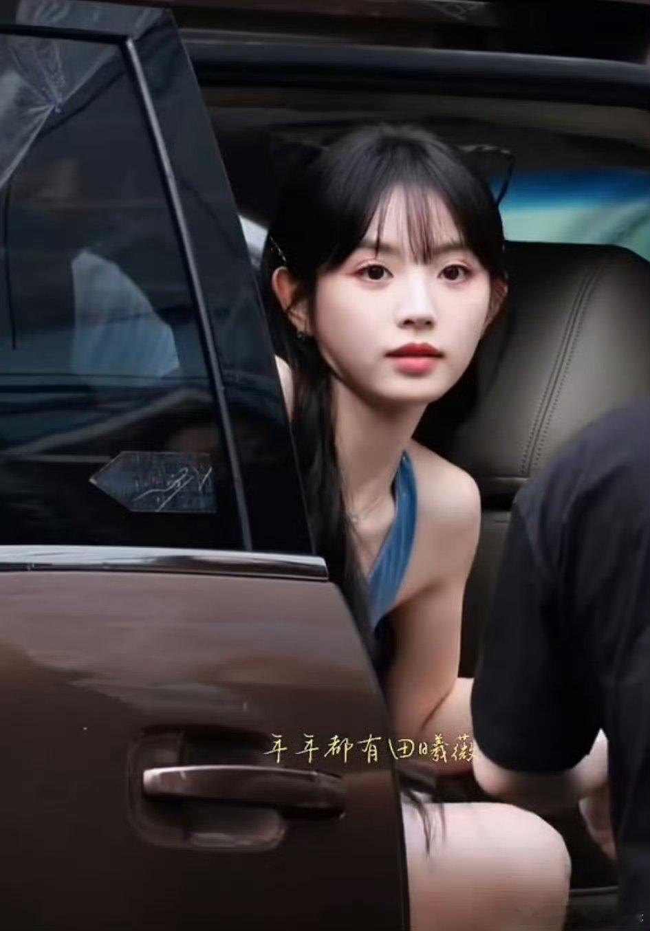 田曦薇《一见你就笑》上班路透，甜辣猫猫美少女，太酷了！​​​
