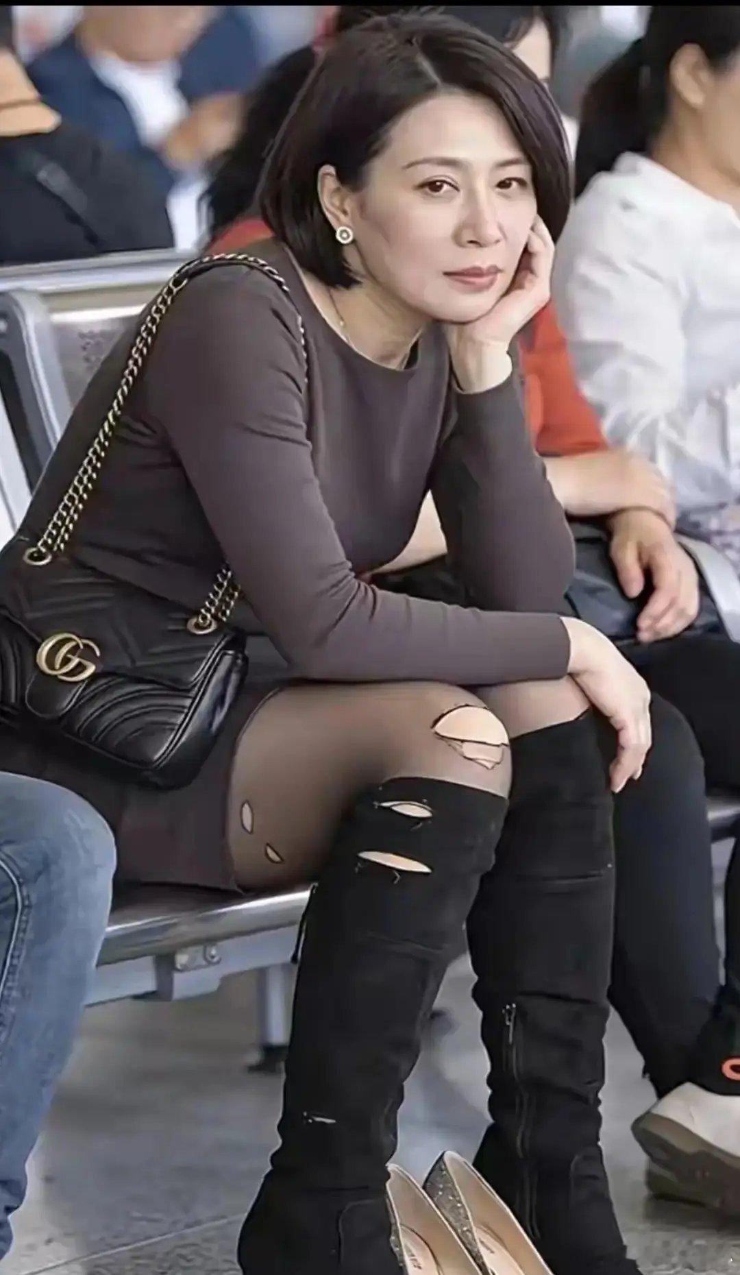 50多岁了还这么健壮，依然很美，认识她的年龄也不小了吧