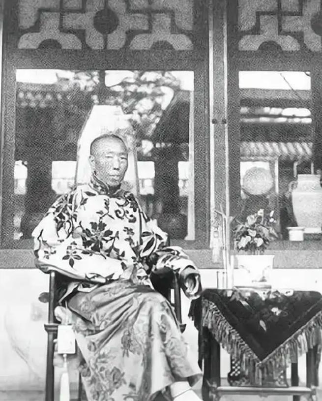 1908年，慈禧太后一去世，清廷的天就变了。这一年不仅是清王朝命运急转直下的