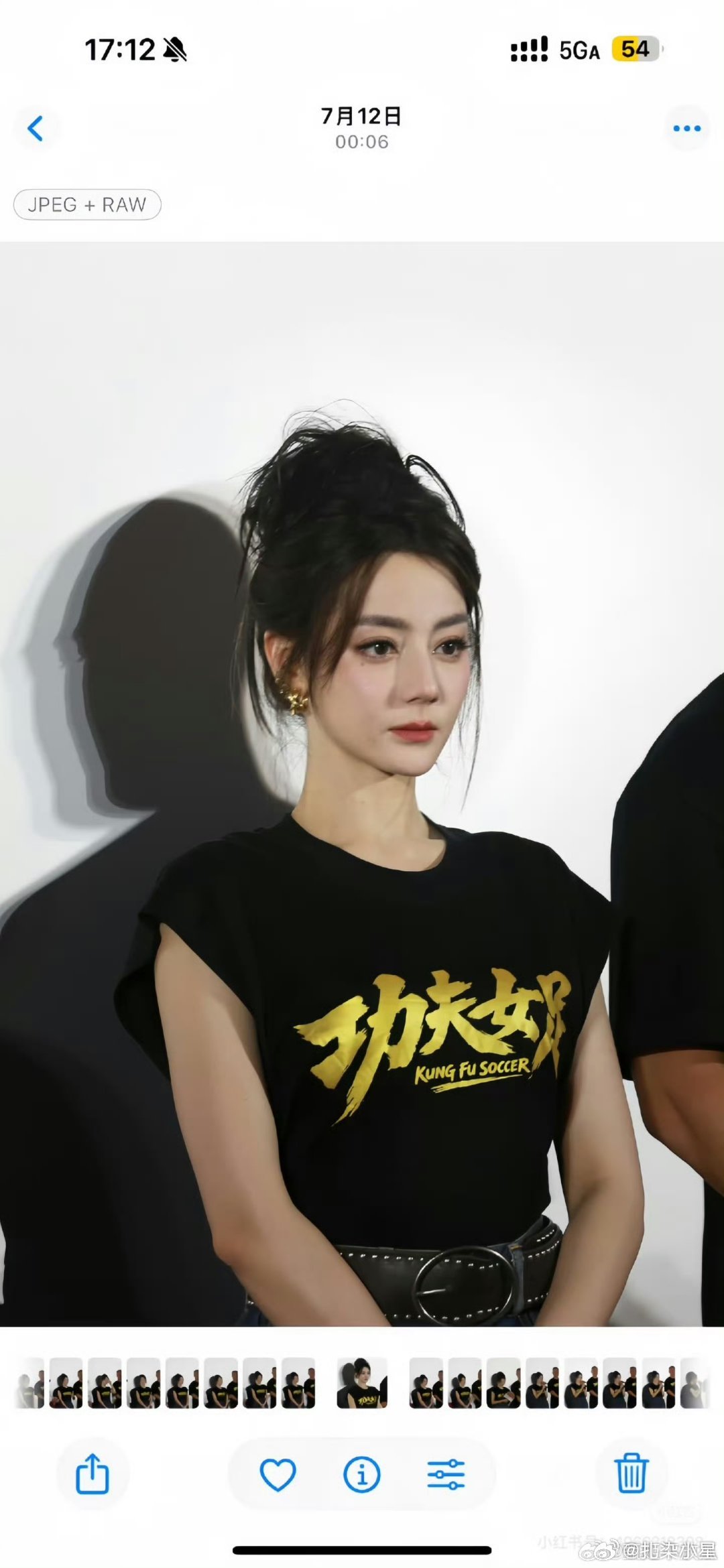 这居然是热巴未修的原图！！上一次这么震惊还是在，以为热巴鼻影打多了结果根本没打的