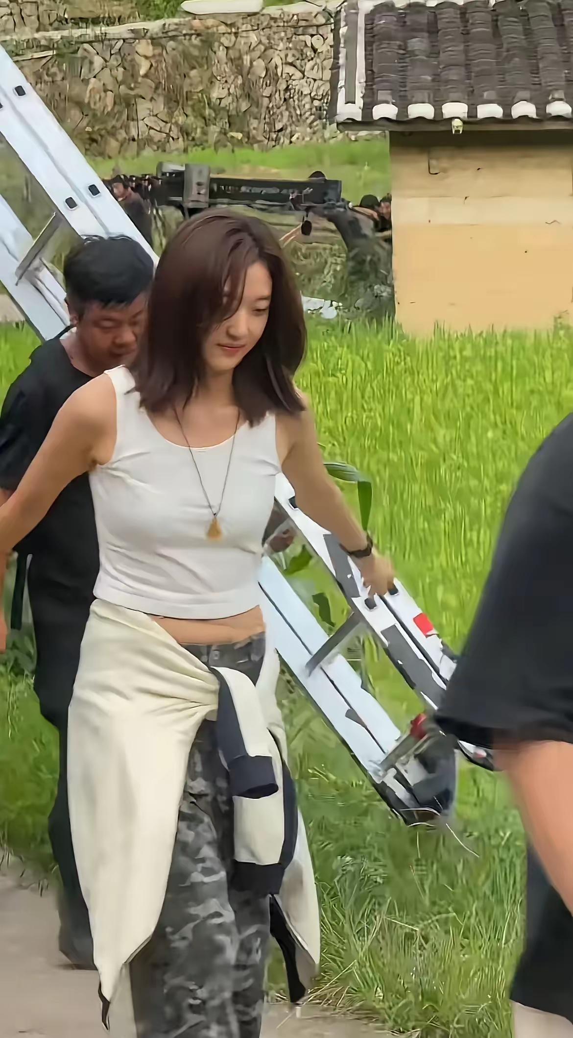 看孙千坐下来那一刻，我愣了一下。肚子上有肉。不是微微的那种，就是真实可见