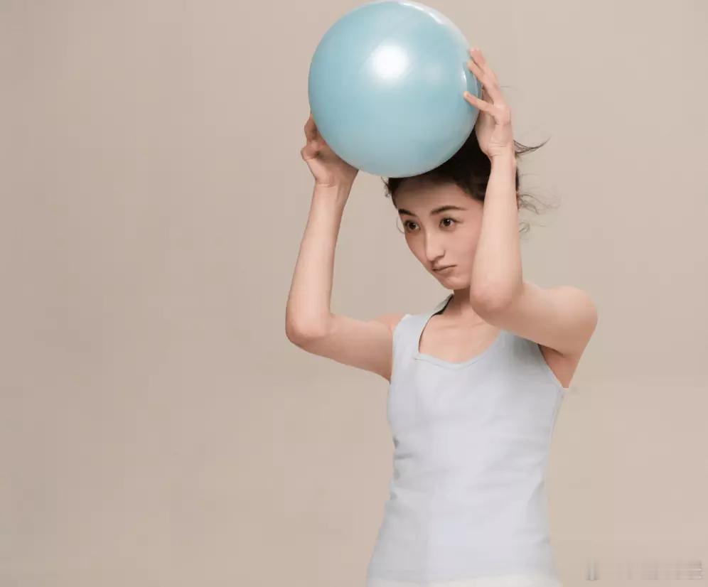 文亦娱乐张子枫身着宽松西装神态专注垂眸沉思气场干练