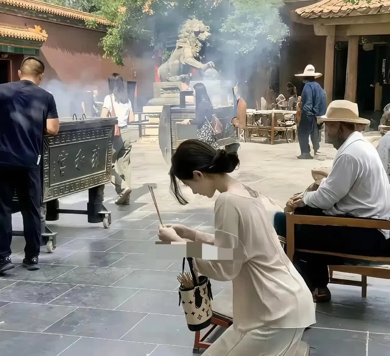 太奇怪了！有一名女子陪婆婆到一家寺庙上香，刚进入寺庙，就发现一名年轻貌美，身材婀