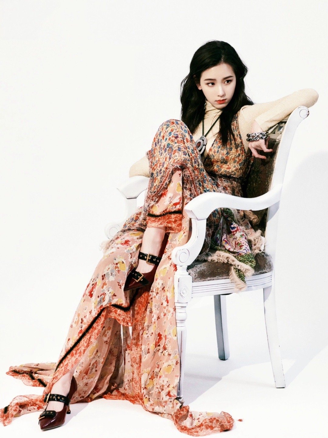 真美人披麻袋也出片！陈都灵就这样轻松驾驭各种风格