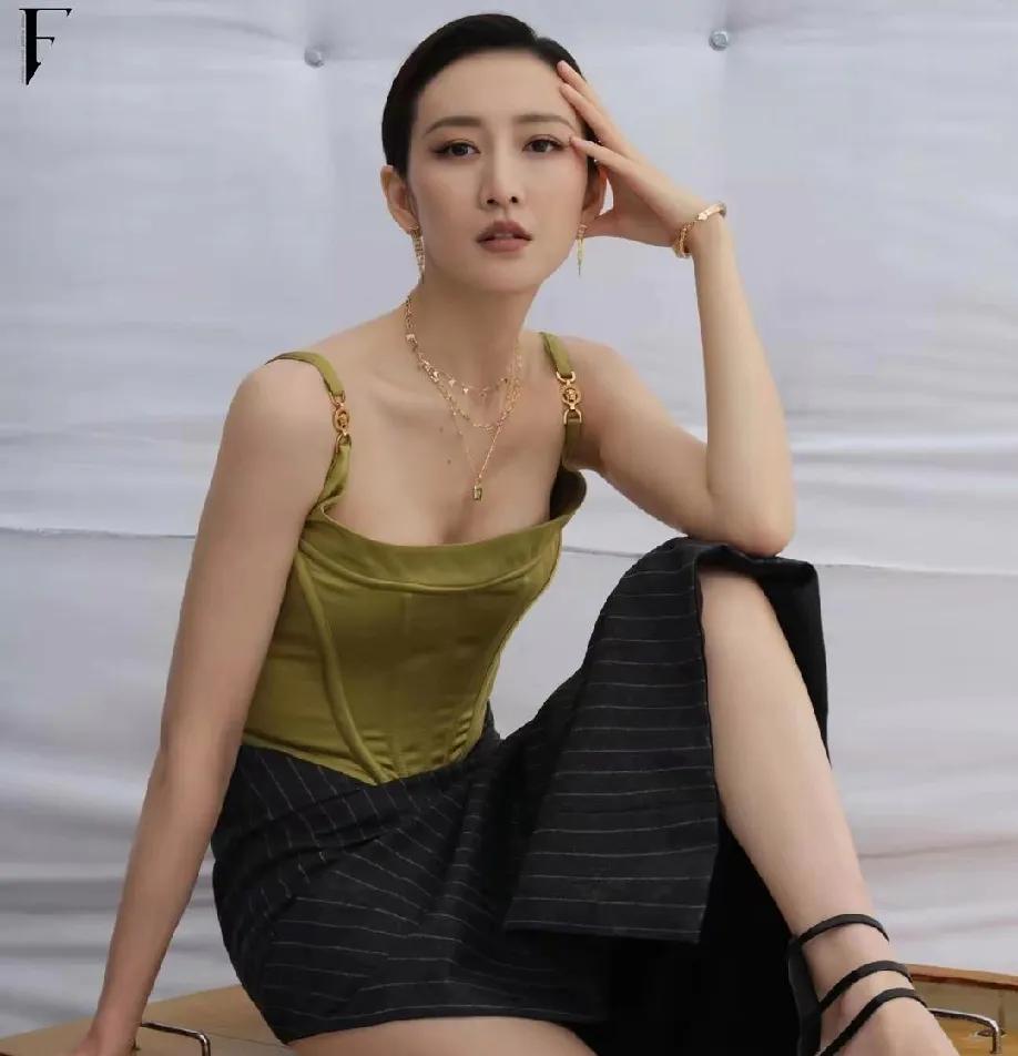 被这组图拿捏了王鸥这组写真太绝！复古课桌配时尚穿搭，松弛又带感✨最后一张
