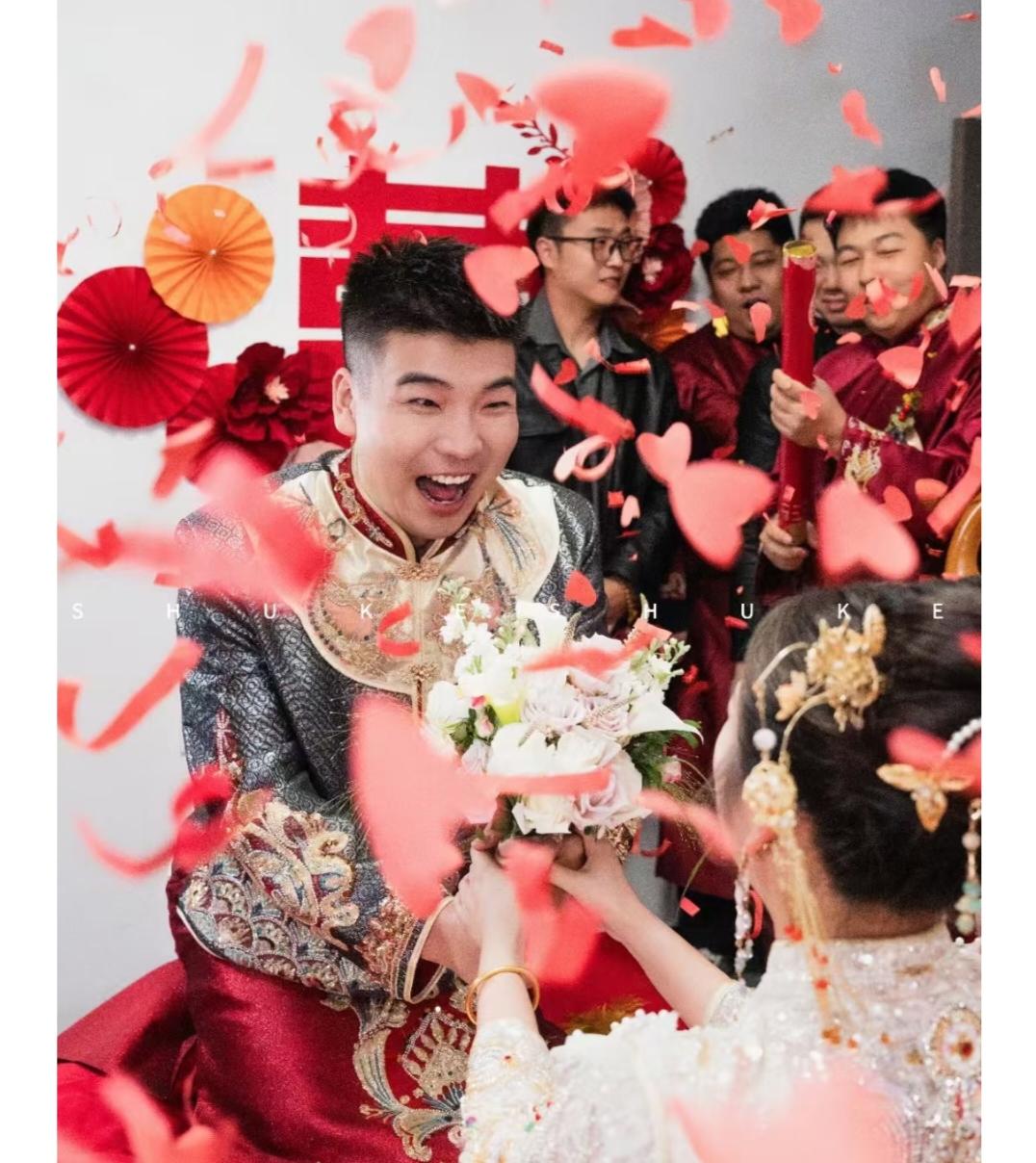 闺蜜跟我不在一个城市，昨天他女儿结婚，我赶过去参加婚礼，随了一个2000元的大红