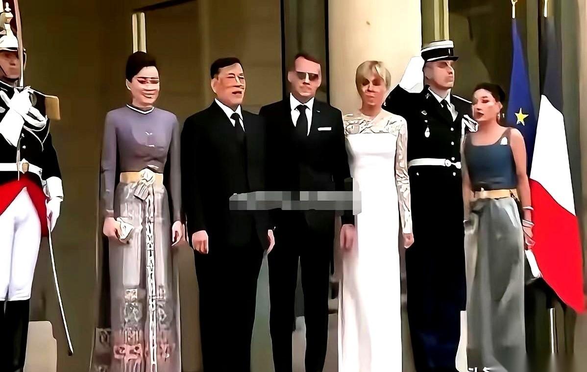 最近法国政坛的一组外交照片传出，吃瓜群众的目光全跑偏了。不看远道而来的泰国国王王