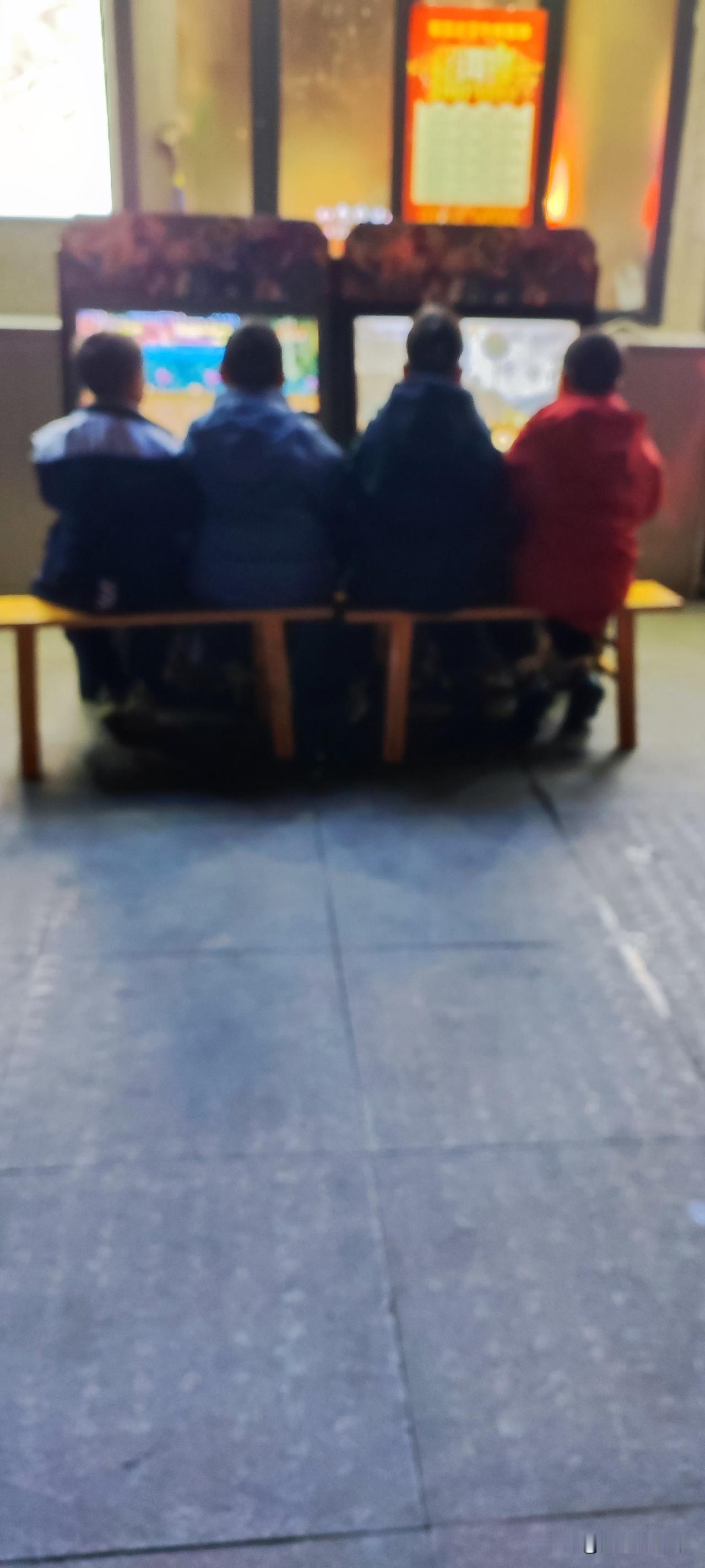 晒图笔记大赛晚间散步，签签店门口的游戏机前，4个小朋友大呼小叫的玩耍着。小手握着