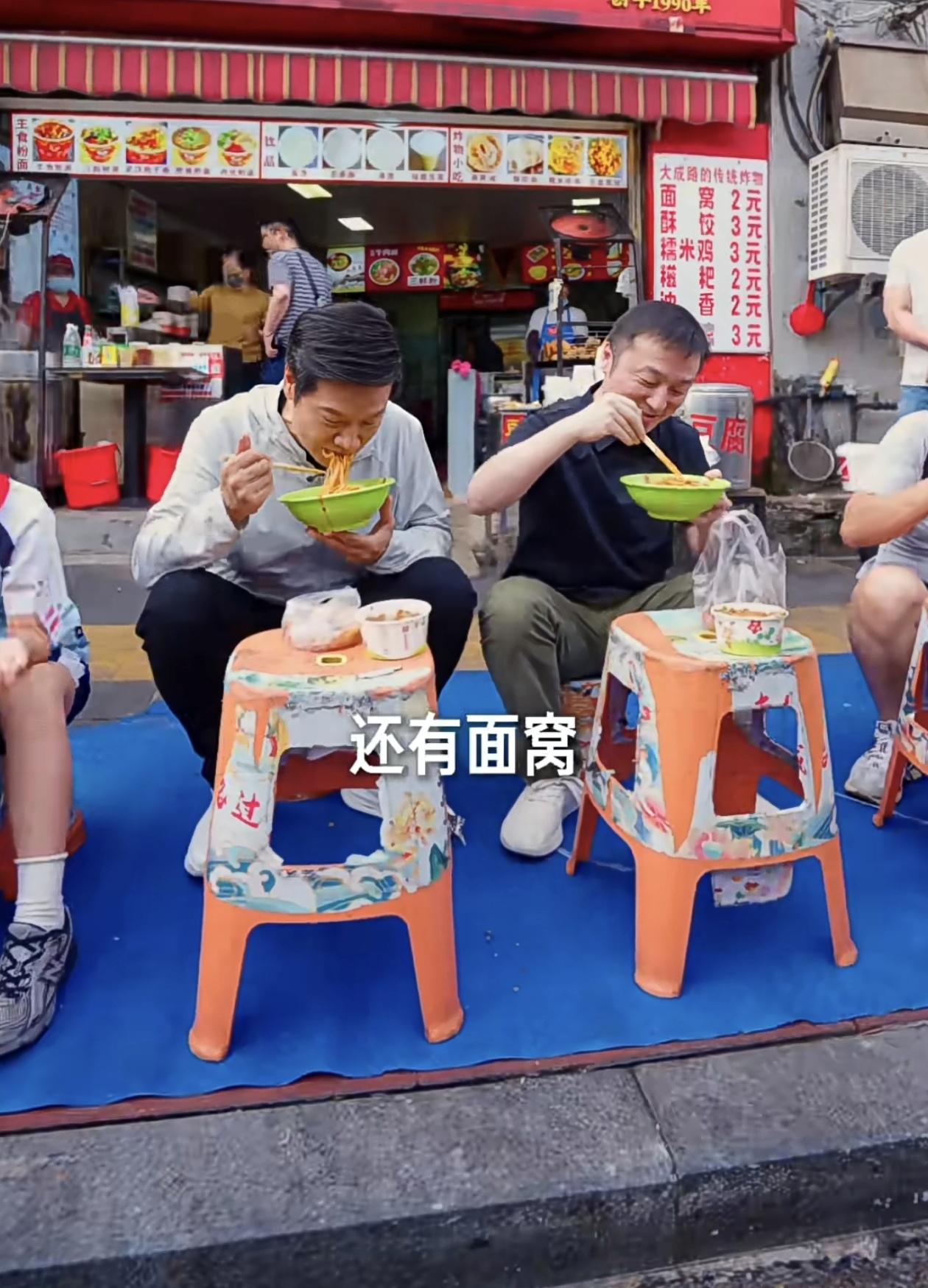 吃个早饭这么多人拍照，我靠。千亿老总蹲路边嗦热干面，整条街举着手机拍，这排面