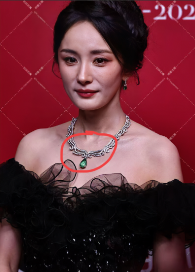 杨幂估计气得手机都想摔了！她怎么都想不到，自己只是躲避了怼脸的镜头，就被全网