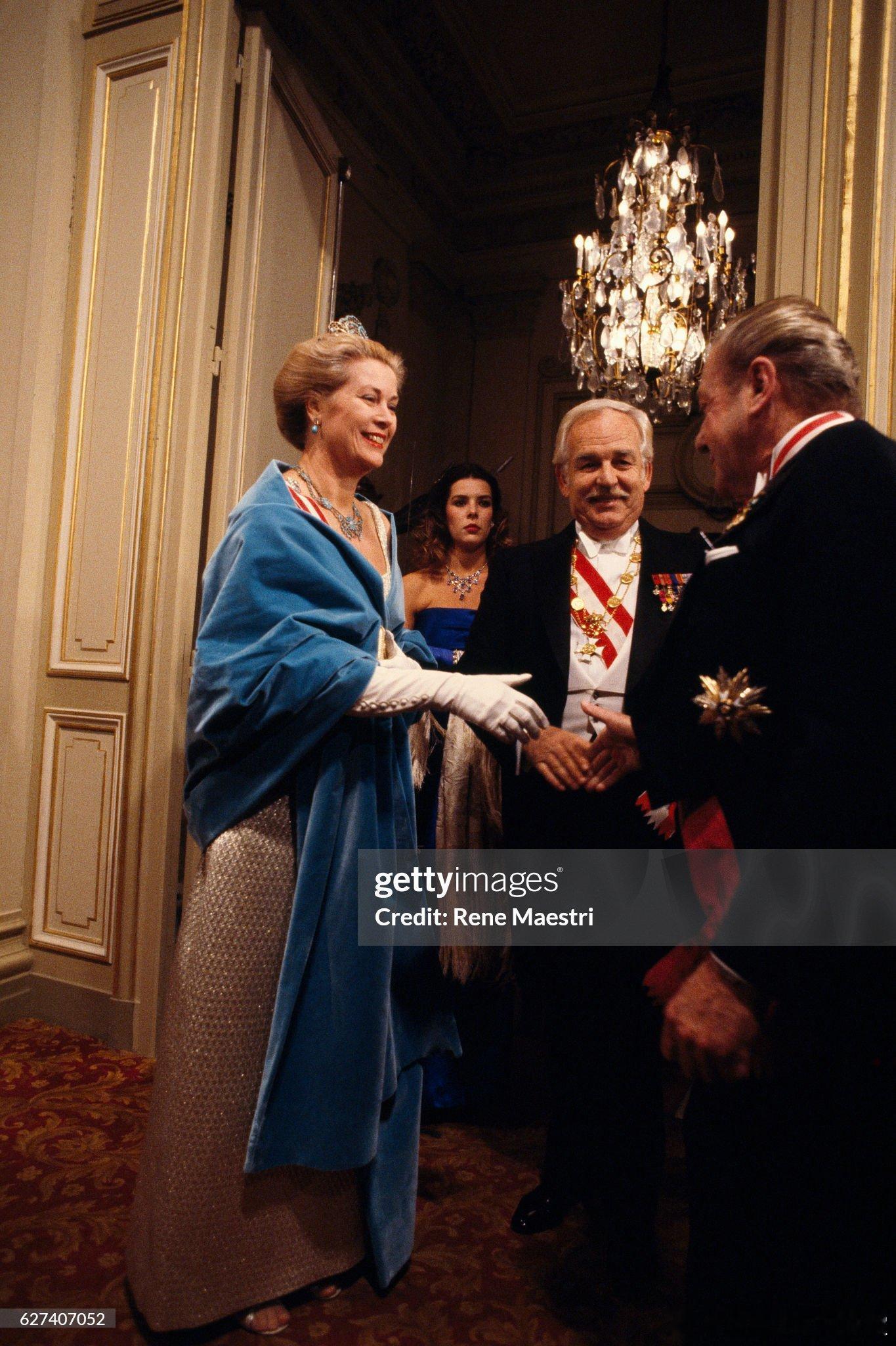 老照片冲浪时刷到摩纳哥公主卡洛琳于1980年出席国庆日晚宴的老照片，虽然在同年