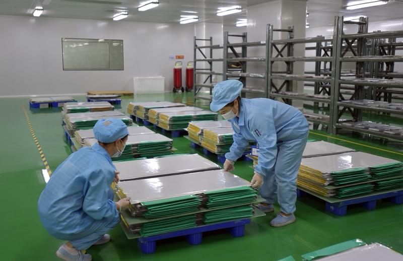 固态电池能取代燃油车不？这事儿可没那么容易。固态电池确实牛，听说续航能达到一