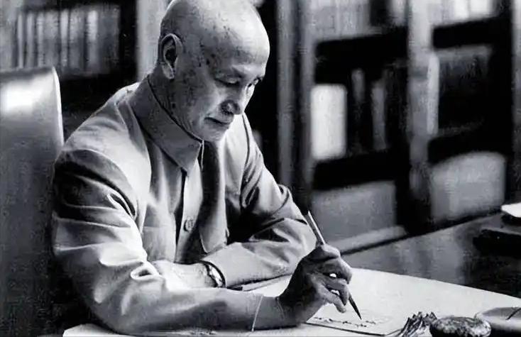 抗战胜利后，蒋介石看着相关部门送来的全国部队编制表，陷入了两难。当时全国共有约