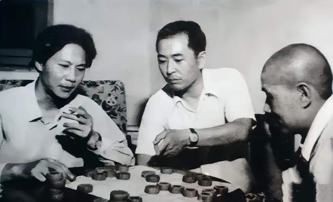 毛泽东、蒋介石下棋，周恩来观棋？朋友发来这张照片，跟我求证：“这当真是毛泽东、周