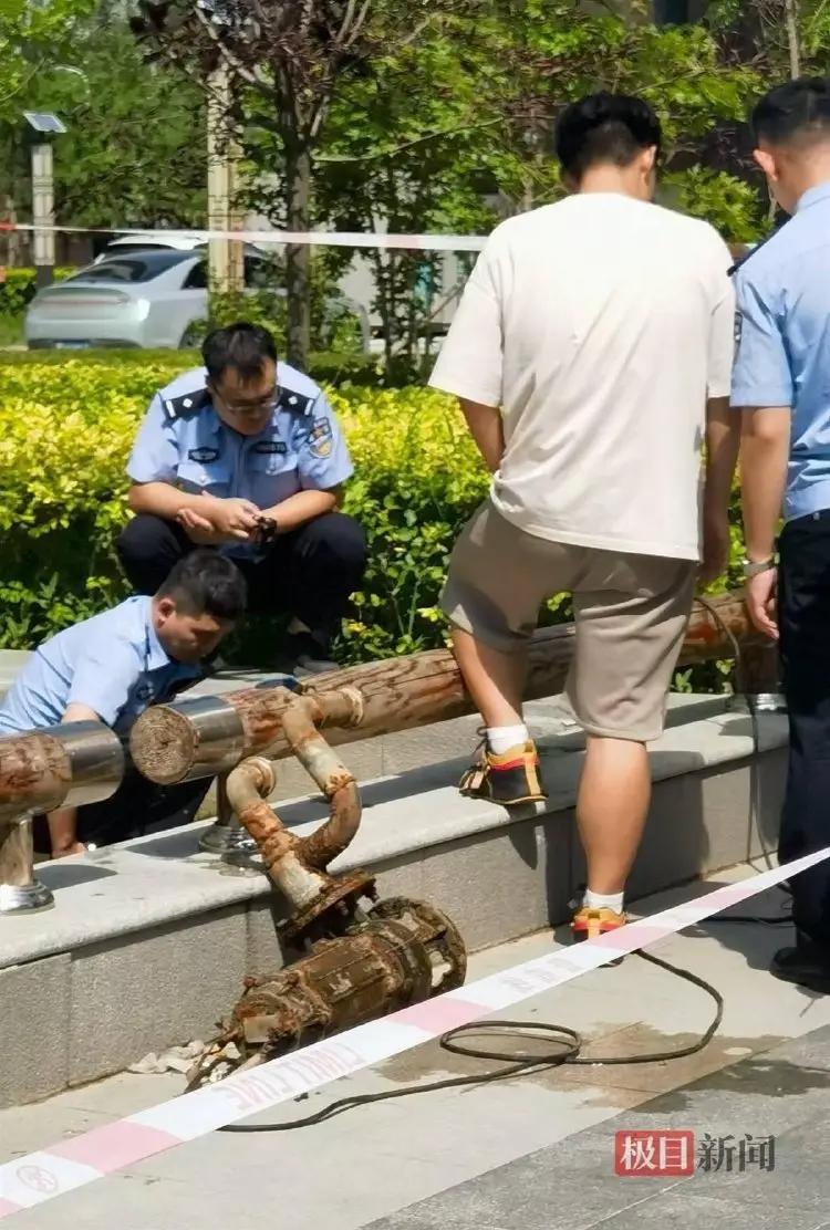5岁男童小区景观池触电身亡，通辽市星湖世家北区，男孩进池子捡石子时触电扑倒在水中