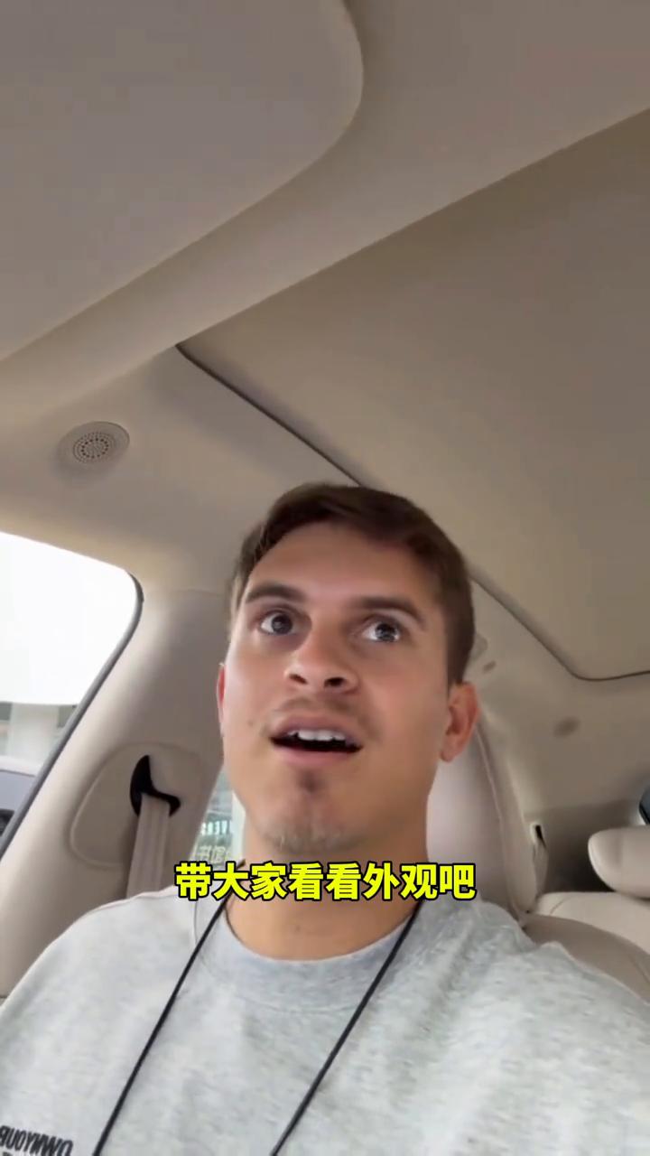 我现在在中国深圳，这会儿在商场里正坐在这辆纯电汽车里面，这些车的豪华感拉满了。这