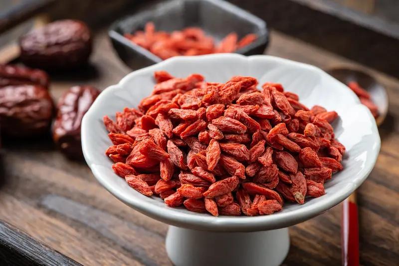 以前通宵蹦迪第二天还生龙活虎，现在熬个夜，保温杯里得猛泡枸杞，三点睡七点准时醒，