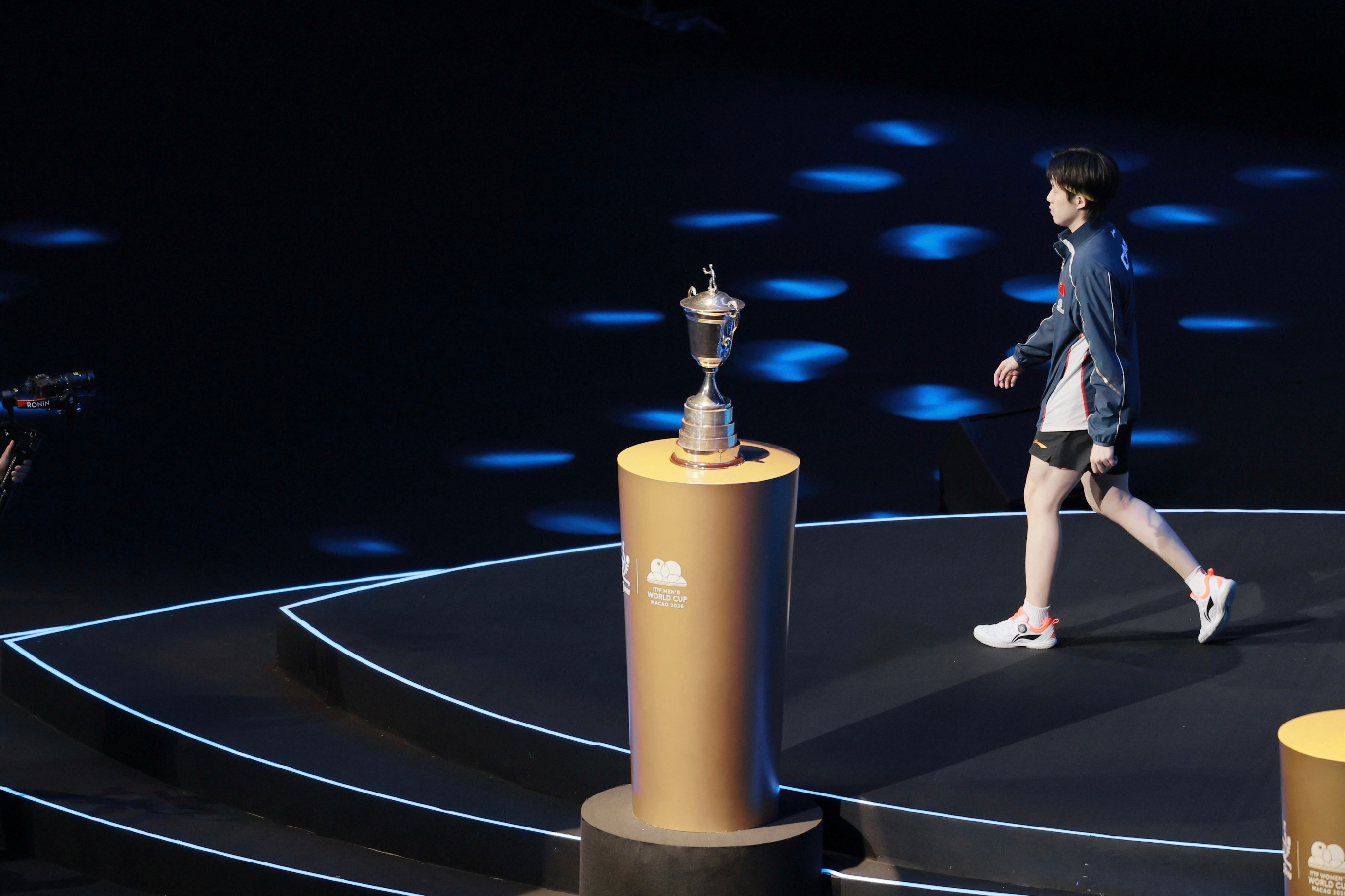 王楚钦🦁🏆无数次走向它，然后捧起了它。