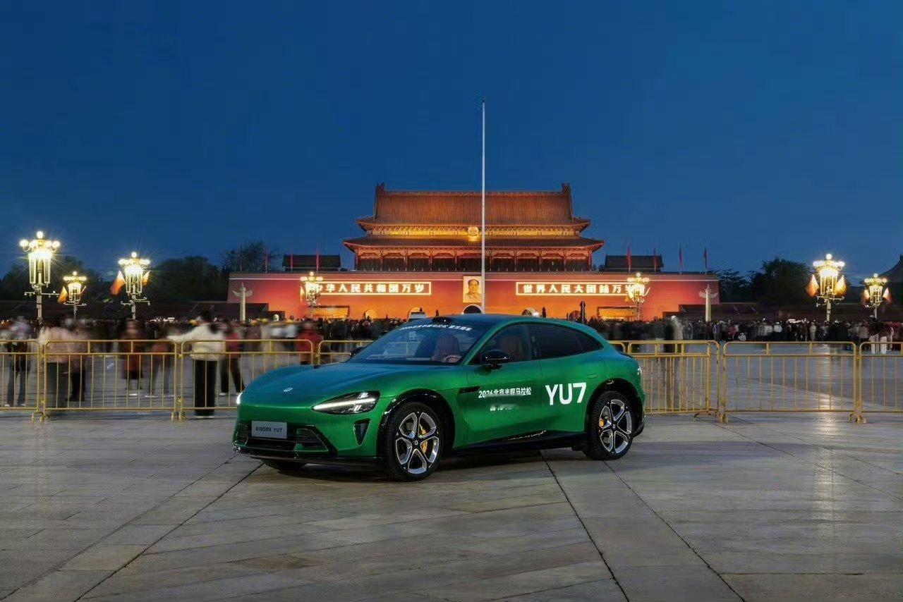 一边是小米汽车与各大赛事合作，成为官方安全车和医疗车；央媒及专业媒体对小米汽车赞