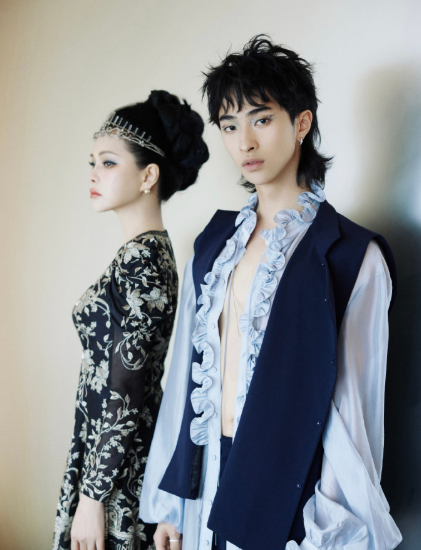 艺术语境里的同框太有张力！伊能静是强大的女王，握着对人生与美的统治力，温柔却半步