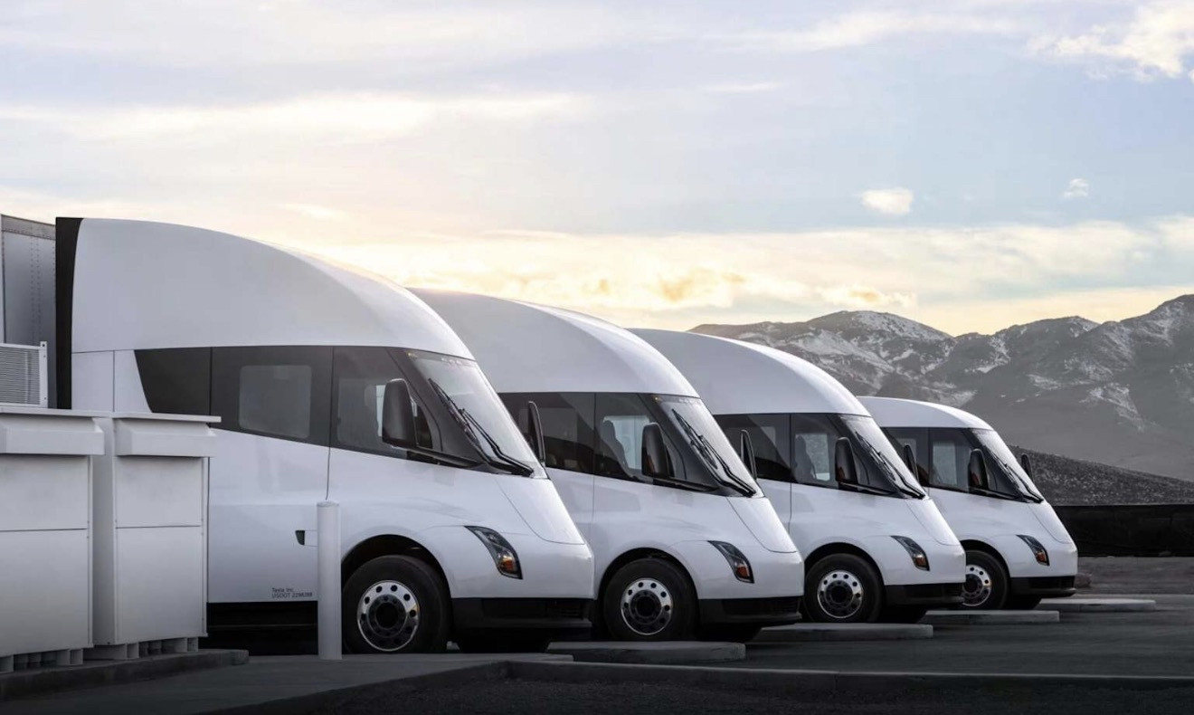 特斯拉这两天悄悄在官网发出了Semi电动卡车的完整技术参数。九年了，从...