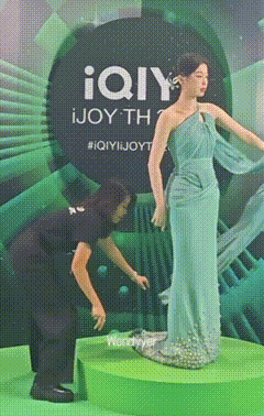 虞书欣整理裙摆打到工作人员了​​​