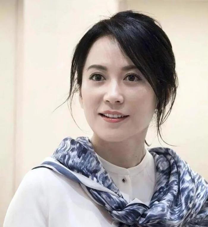 54岁的俞飞鸿，依然美得云淡风轻，活得比谁都清醒。她生在杭州，长在书香门第，
