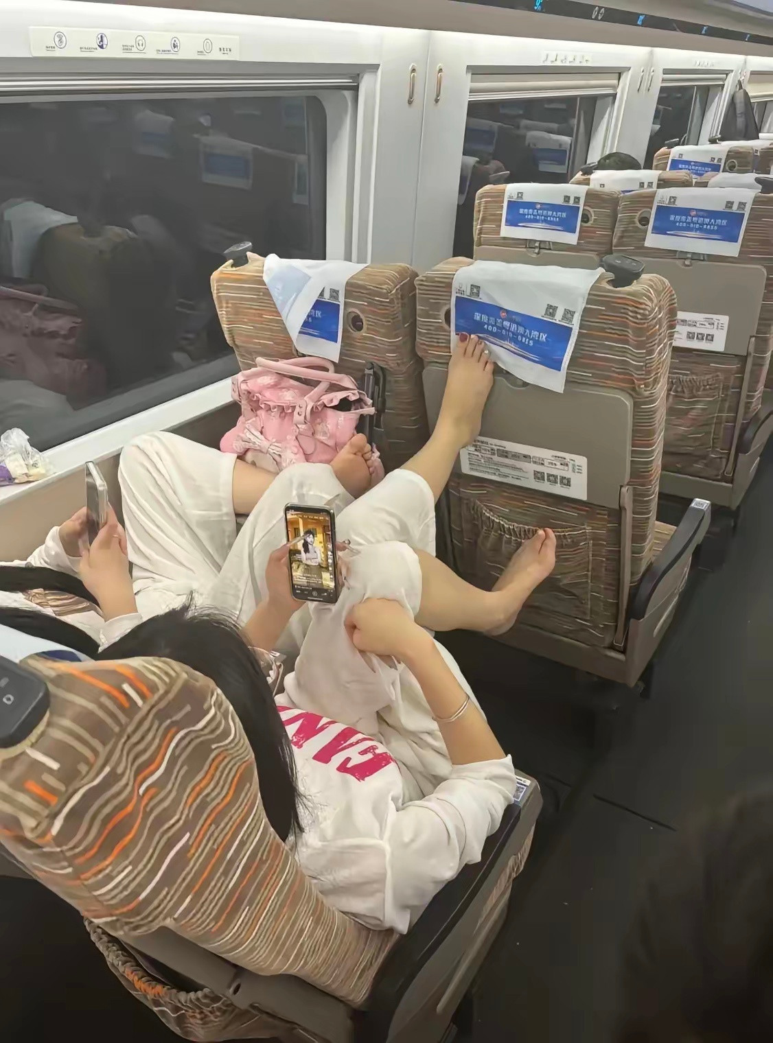 在高铁上遇到这种不文明行为，你会怎样善意提醒？