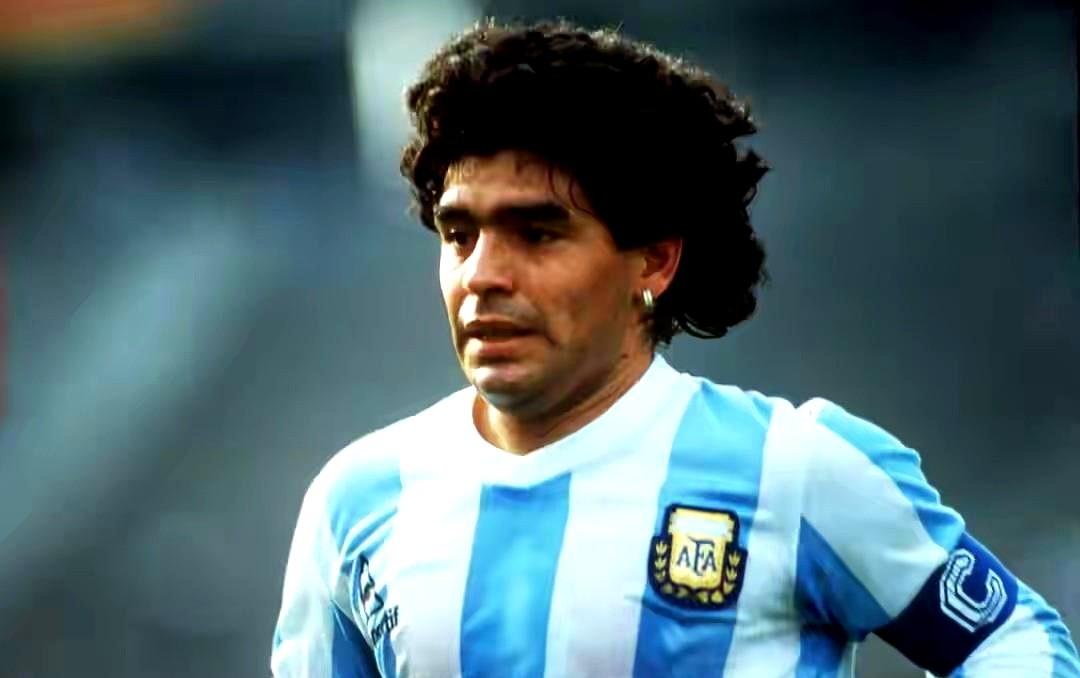 退役球员54张牌：大王贝利，小王马拉多纳。4个2，克鲁伊夫、贝肯鲍尔、普斯卡什