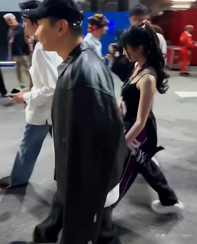 林俊杰牵着小女友离场，女生全程捂脸，他低声说了句“不要害羞”。结果网友炸了，不是夸甜，是吐槽两人同框