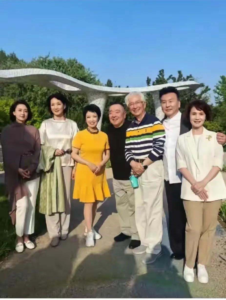 当年家喻户晓的央视老主持人同框！看看你能认出几位？能叫出四个名字，妥妥是一代人的