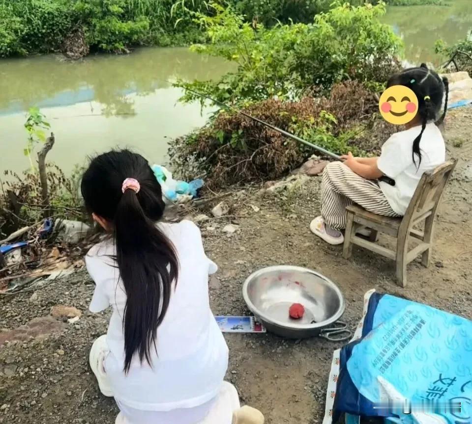 江苏宿迁一母亲带娃钓鱼，没想到小女孩竟钓上来一只十几斤老甲鱼，孩子母亲怕被咬到剪