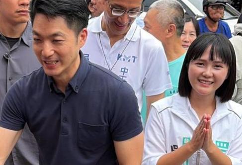 民众党台北市议员参选人吴怡萱今日在万华双福宫进行扫街，她表示，每年结合扶轮社发放