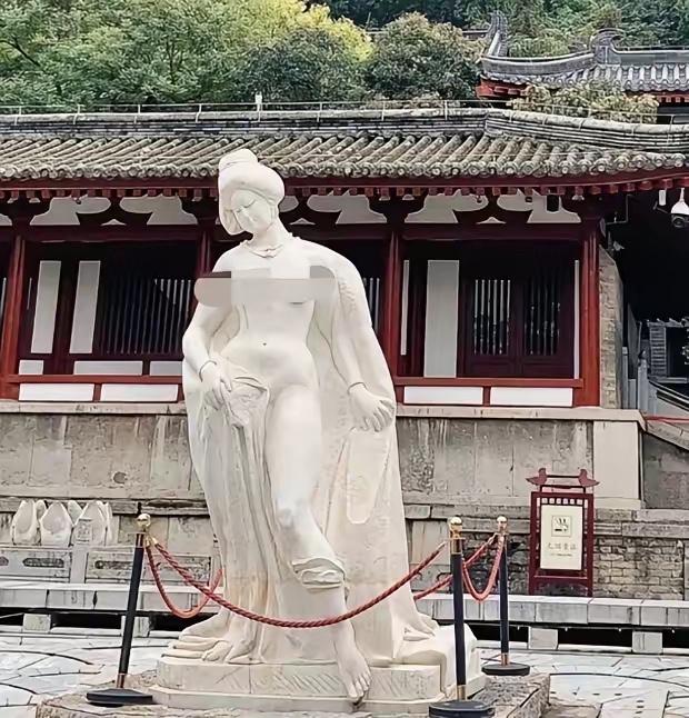 人果然不能吃太饱！陕西西安，游客去华清池玩，看到杨贵妃雕像没穿衣服，直接反手给景