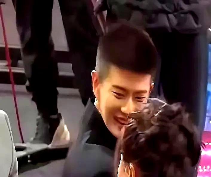 任嘉伦把珍珠项链往脖子上一挂。我刷到照片的时候还以为看错了，这不就是演将