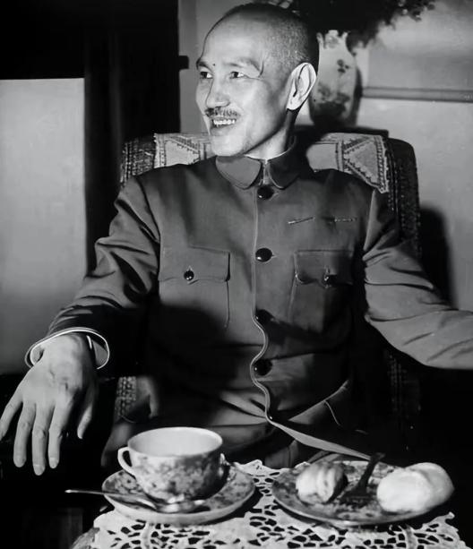 蒋介石这个人有很多讲究，比如不抽烟、不喝饮料、不喝酒、更不品茶，平时就喜欢喝30