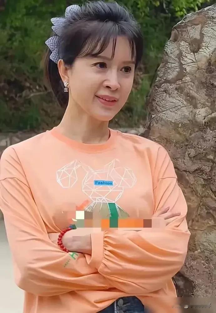 孔雀公主金巧巧的近照。照片里，她眼窝凹陷、法令纹明显的状态和年轻时“孔雀公主”的