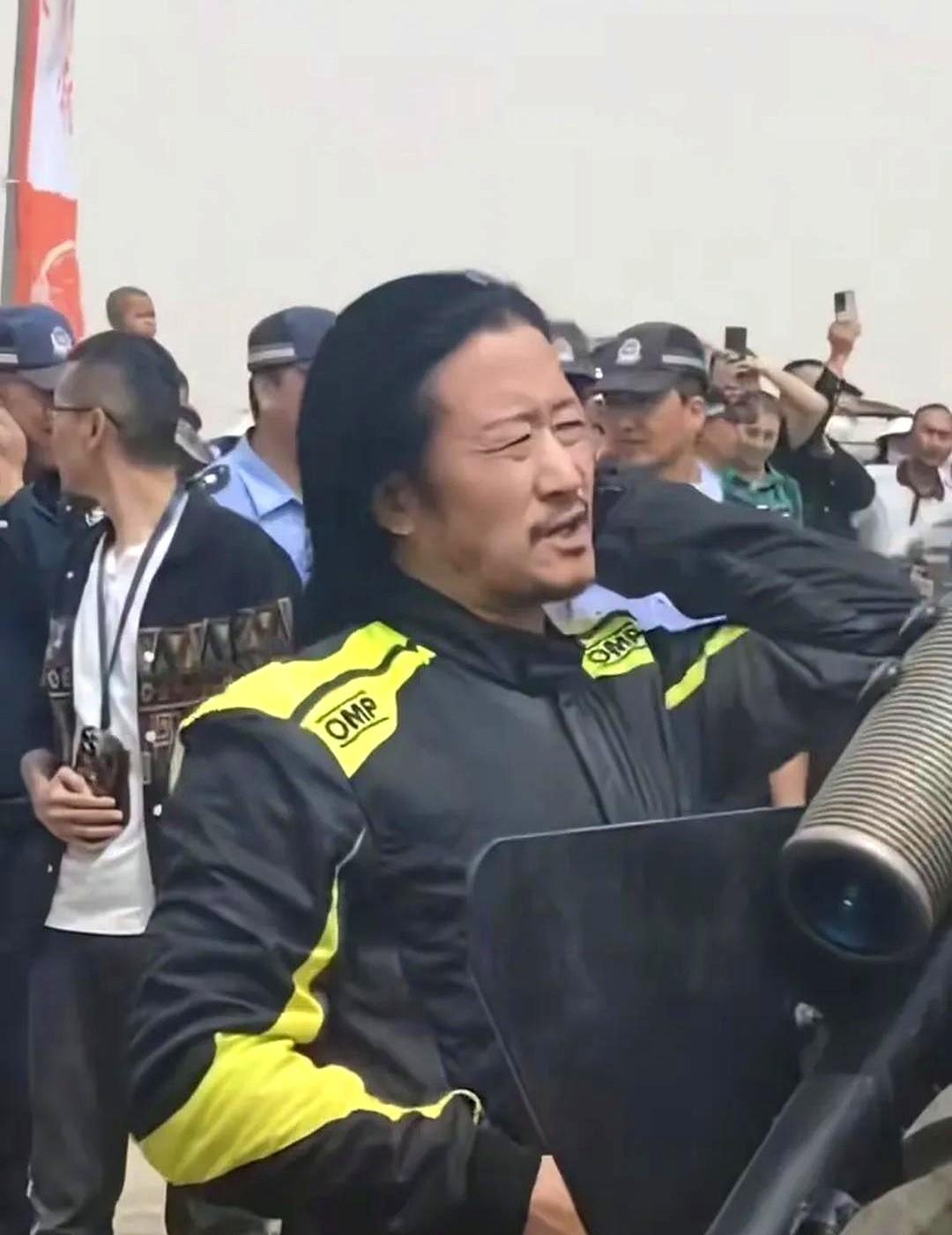 吴京的头发，留了14个月，没剪过一寸。八千万代言不要了，综艺全推了，就为一头长