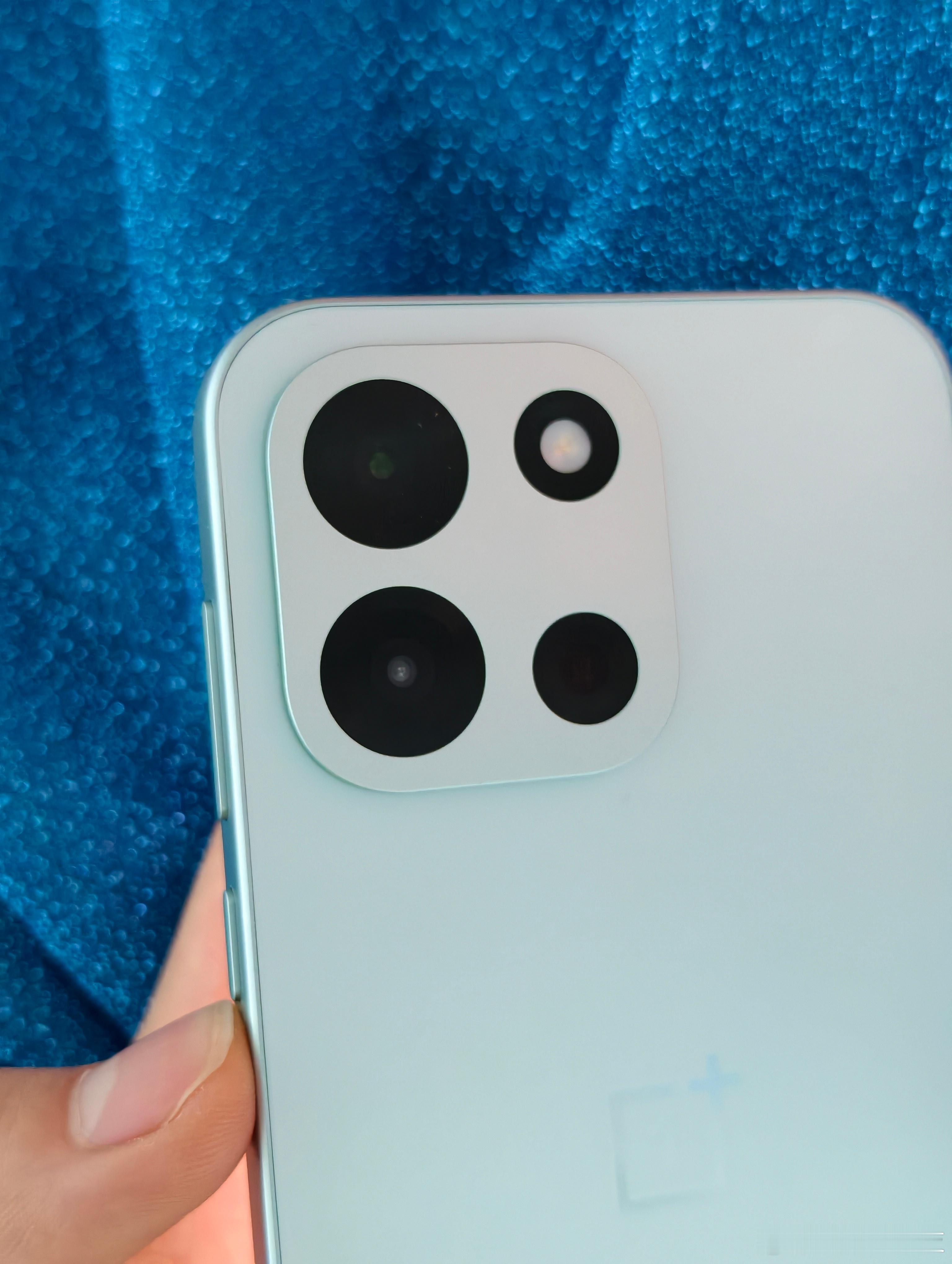 这几天用一加Turbo6还是蛮爽的，续航体验是真的顶，感觉可以钉死现在这个系统