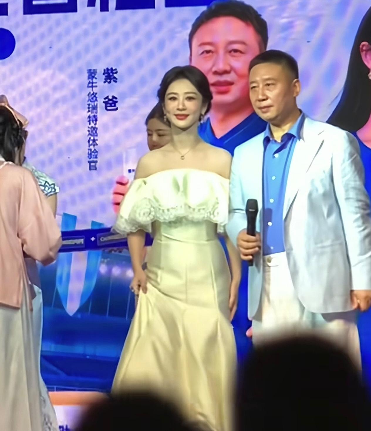杨紫携父亲亮相线下活动6月17日北京蒙牛悠瑞活动，杨紫一袭淡黄抹胸长裙，和